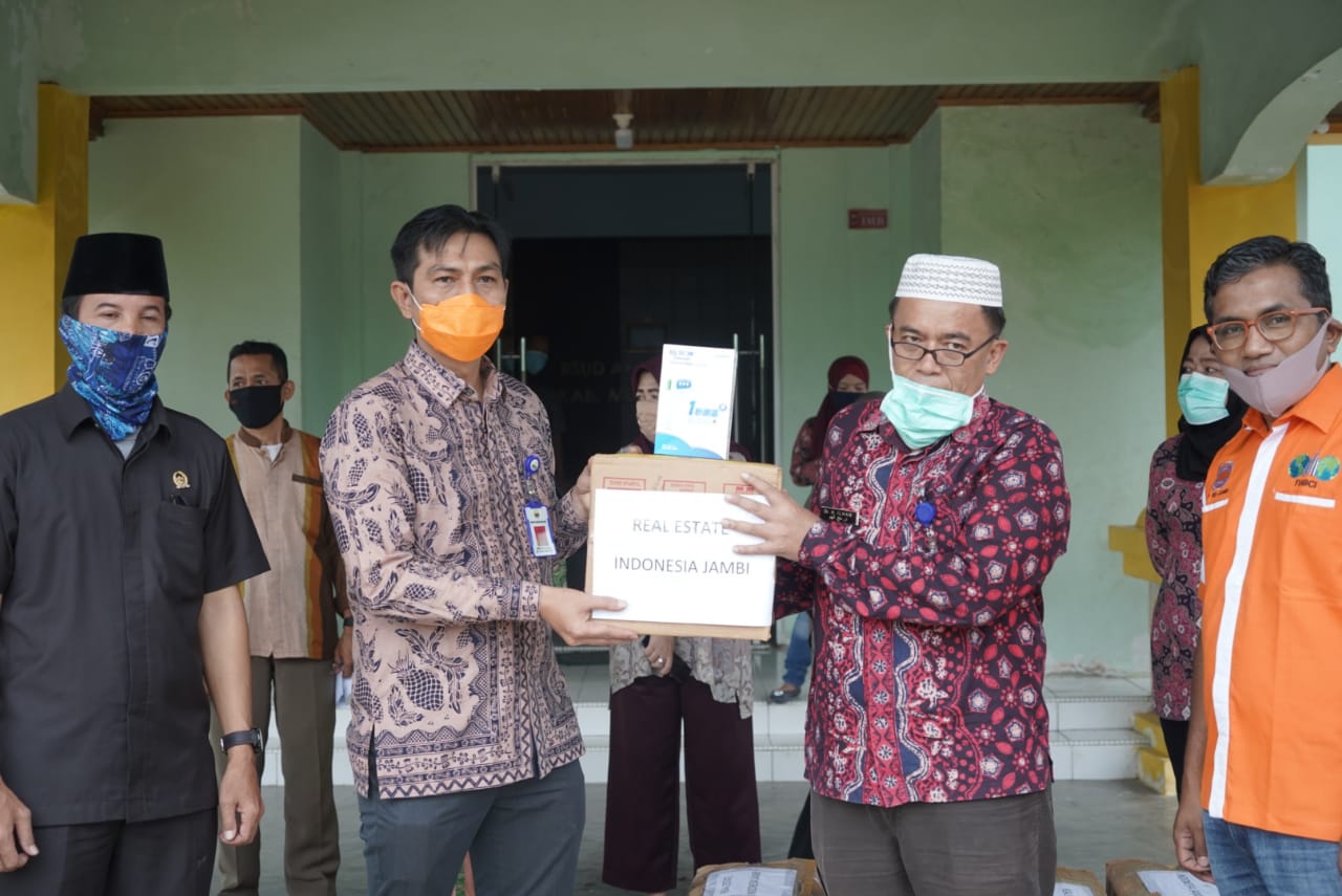 Sekda Muaro Jambi, M.Fadil Arief saat menyerahkan bantuan alkes penanganan Covid-19 ke RS Ahmad Ripin