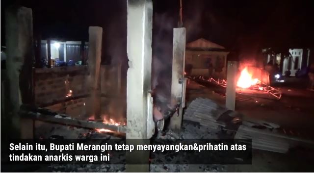 Salah satu Kantor desa di merangin yang dibakar warga. (Ist)