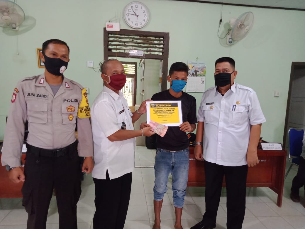 Kepala Desa Rengas Bandung, Wasono saat menyerahkan BLT DD kepada penerima