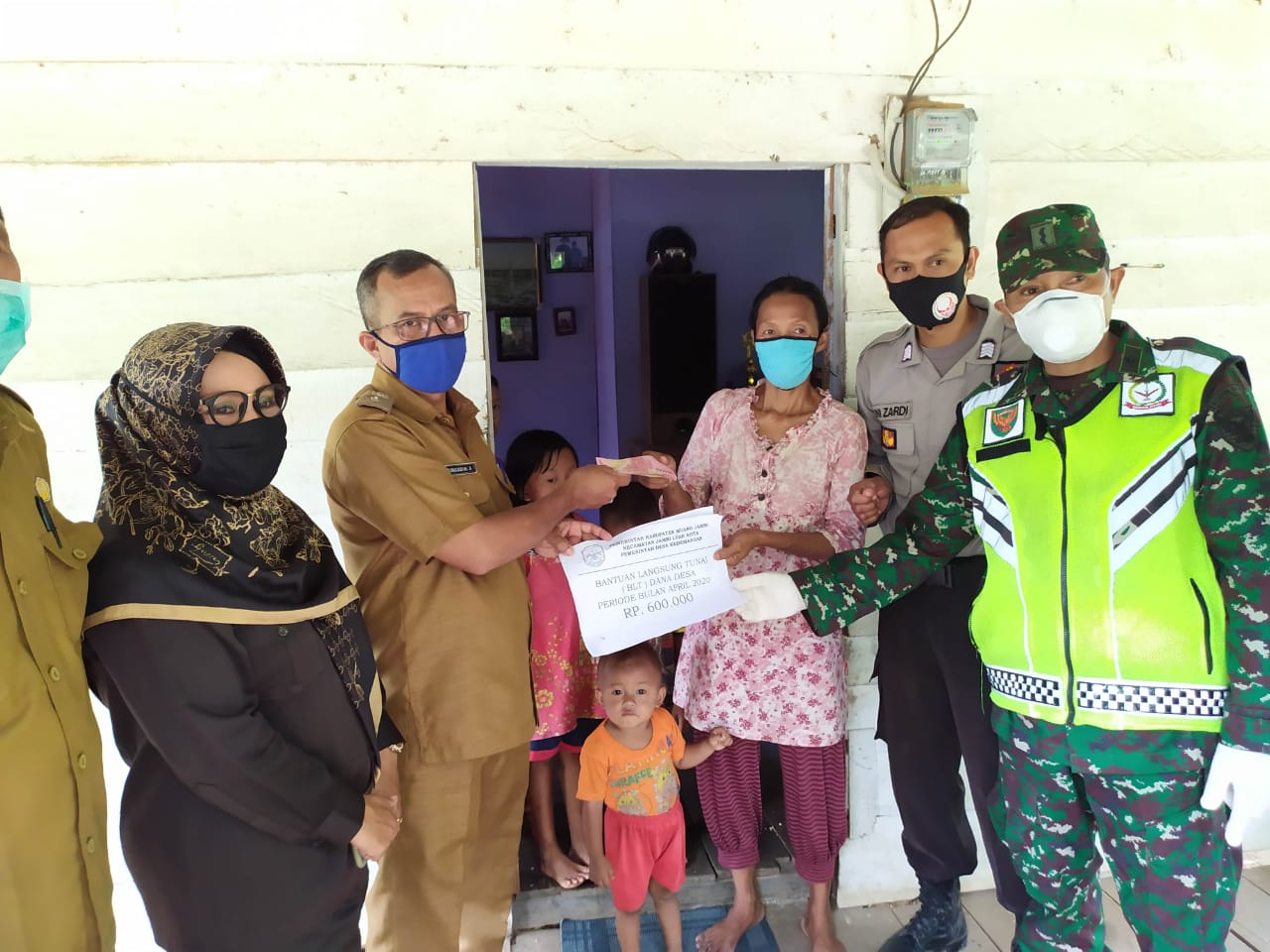 Kepala Desa Kedemangan, Zainuddin S menyerahkan secara langsung bantuan uang tunai kepada penerima bantuan.