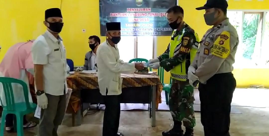 Kepala Desa Kedotan, Murtadon Izhar bersama TNI/Polri berfoto saat proses penyaluran BLT DD. (Jambipers/Hasan)