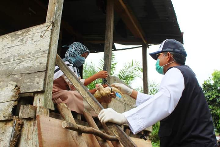 Bupati Musi Rawas, H.Hendra Gunawan saat menyalurkan bantuan di Desa Mandi Aur