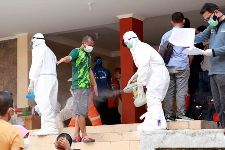 Pekerja Migran Indonesia menjalani penyemprotan disinfektan