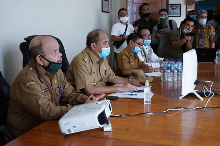 Wali Kota Tebing Tinggi, Ir. H. Umar Zunaidi Hasibuan Vidcon dengan para kepala sekolah SD dan SMP se-Kota Tebing Tinggi.
