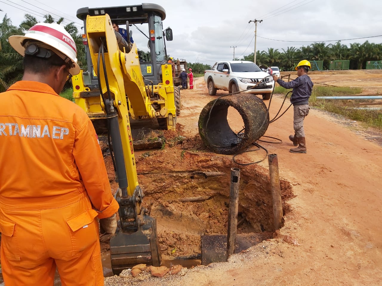 Ruas jalan Desa Petaling yang berlubang saat ini sedang diperbaiki secara swadaya oleh Pertamina dan masyarakat