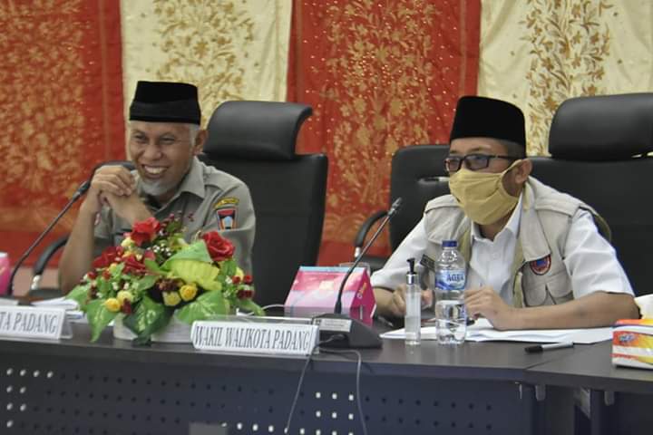 Wali Kota Padang, Mahyeldi dan Wakil Wali Kota Padang, Hendri Septa saat mengikuti Vidcon perpanjangan PSBB (ist)