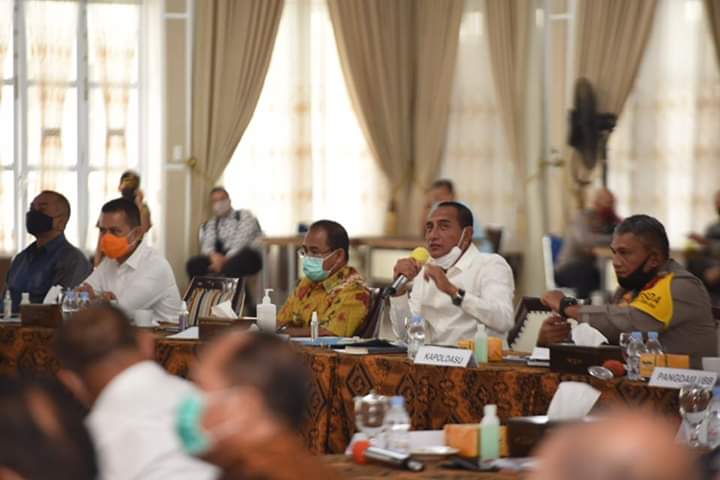 Gubernur Sumut, Edy Rahmayadi saat memimpin rapat petunjuk strategis pasca status tanggap darurat