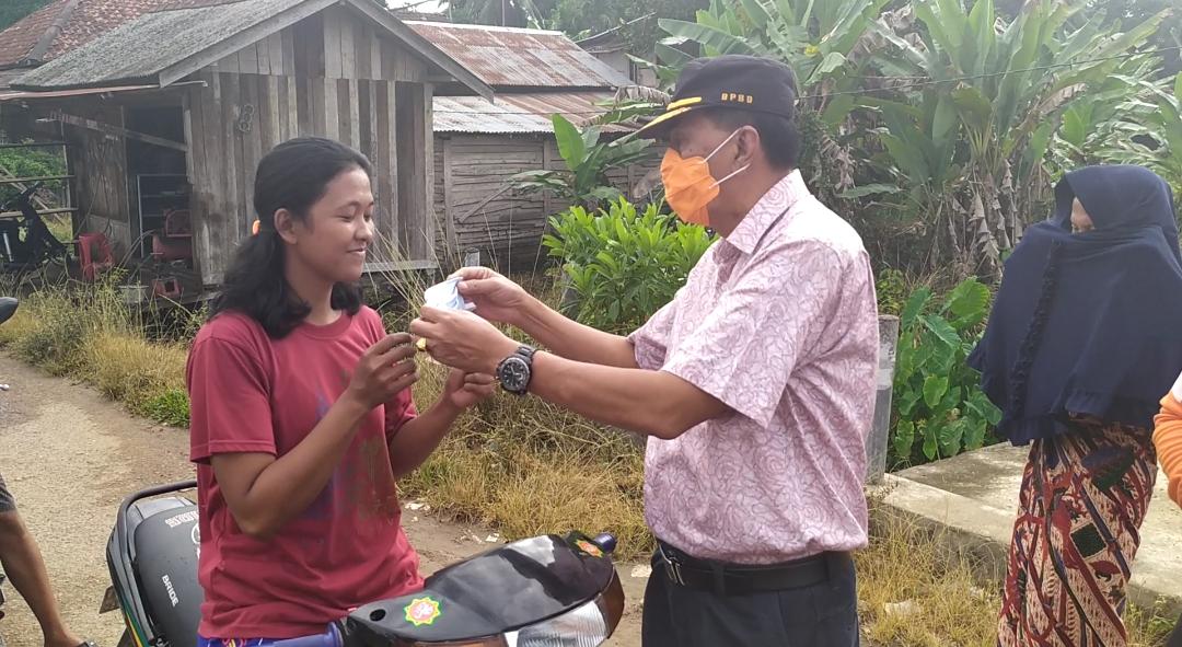 Kepala BPBD Muaro Jambi, M.Zakir membagikan masker gratis di Pasar Kedemangan (Jambipers.com/Aden Hasan Efendy)