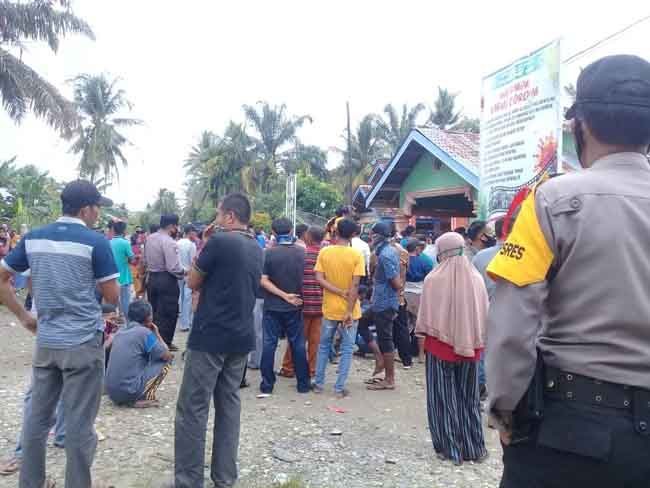 Aksi demo warga Desa Sumber Agung tuntut kades mundur