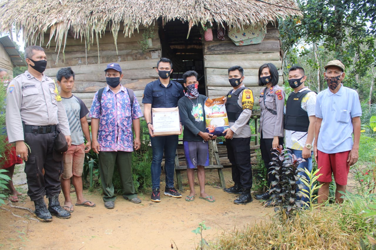 Polri Peduli. Kapolres salurkan bansos Kapolri ke warga SAD