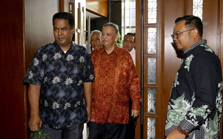 Foto eks Direktur Utama PLN Sofyan Basir (tengah)