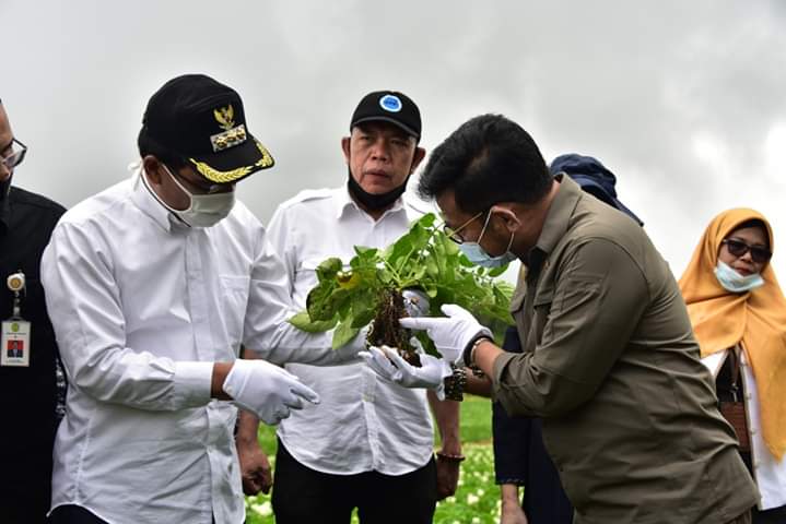 Menteri Pertanian Republik Indonesia, Dr. H. Syahrul Yasin Limpo, SH,MH bersama Bupati Humbang Hasundutan, Dosmar Banjarnahor, SE.