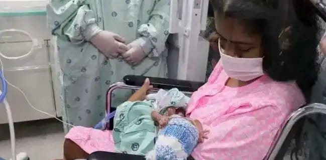 WhatsApp Image 2020-06-28 at 17.53.12 Diana angola menggendong putranya setelah dinyatakan pulih dari Covid-19