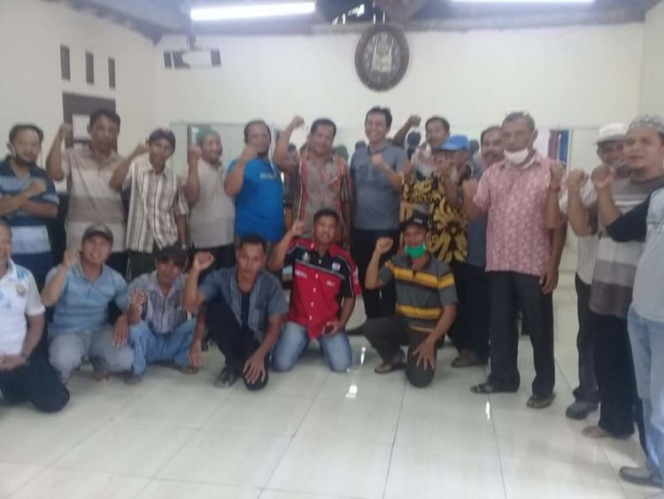 para tokoh masyarakat sridadi berfoto bersama dengan M.Fadhil Arief