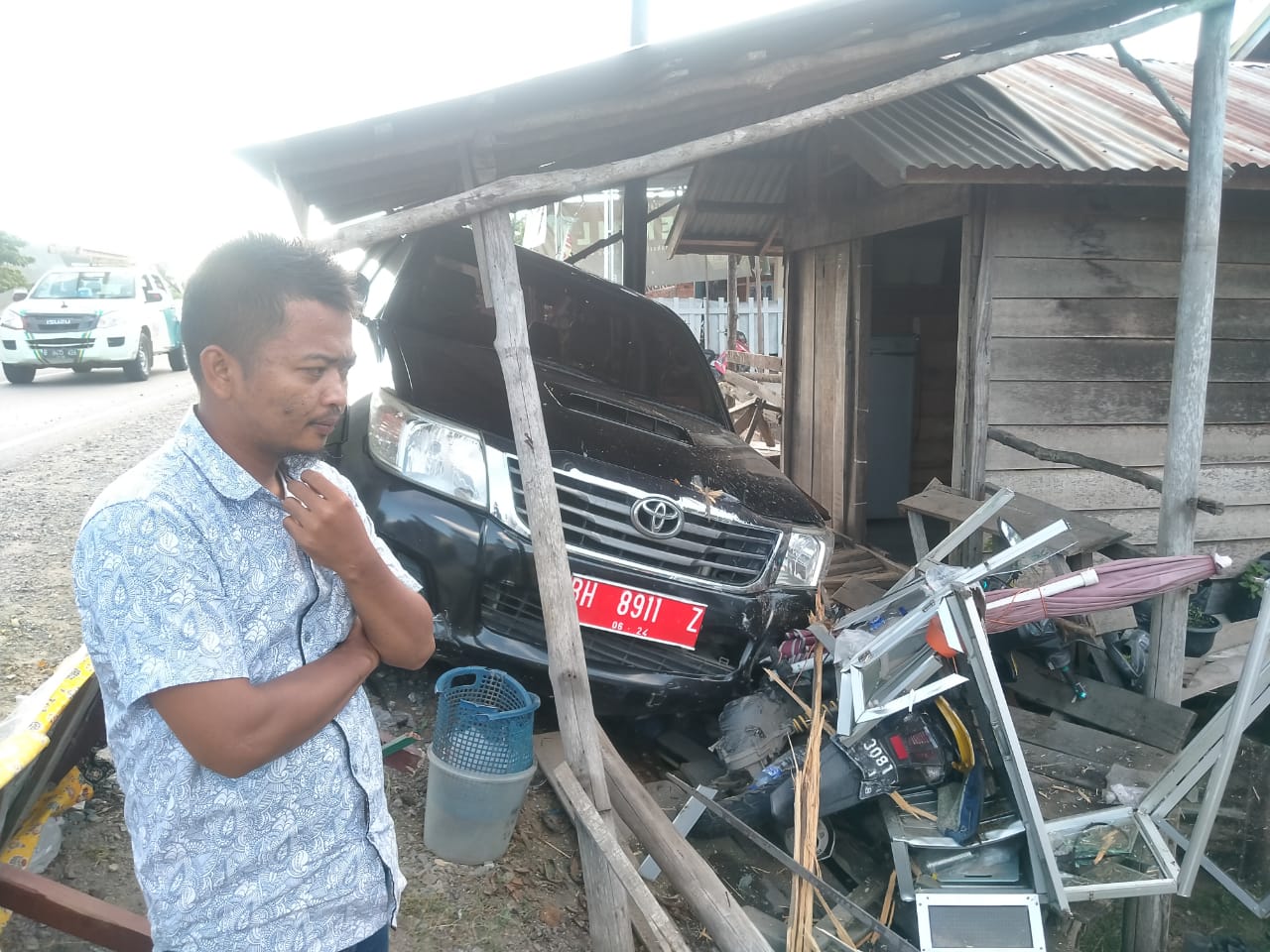 Mobil plat merah bernopol BH 8911 Z milik Dinas Pertanian dan Tanaman Pangan mengalami kecelakaan di Jalan Lintas Timur Sumatera