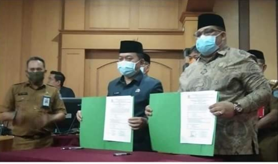 Bupati Merangin Al Haris dan Ketua DPRD Merangin, Herman Effendi saat menghadiri kegiatan penyerahan LHP melalui Video Conference di Aula Bappeda.