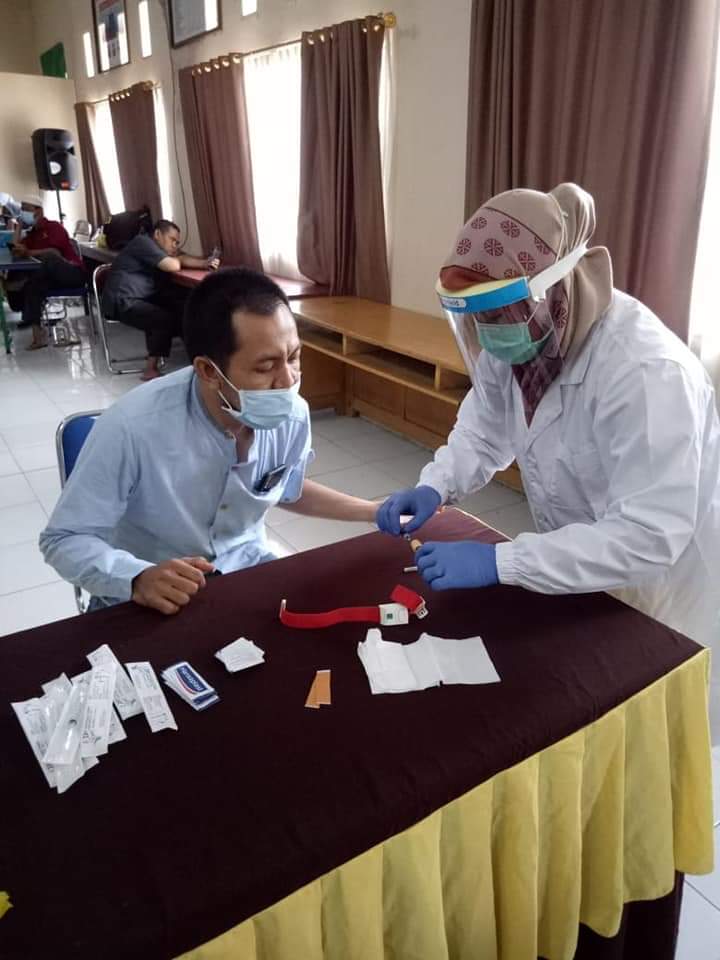 FB_IMG_1594097710521 Komisioner KPU Muaro Jambi saat menjalani pemeriksaan rapid test.(ist)