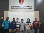 Tim Rajawali Satreskrim Polres Muaro Jambi bersama dua tersangka yang ditangkap