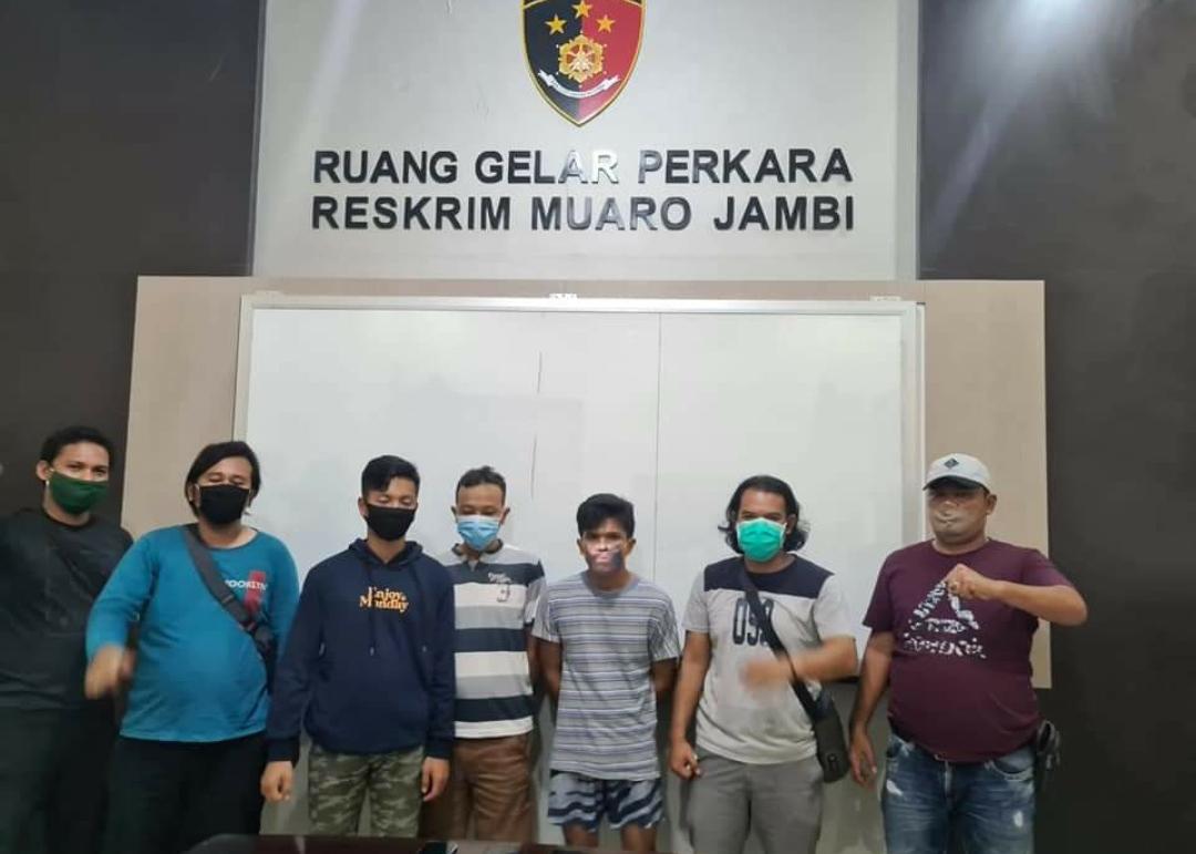 Tim Rajawali Satreskrim Polres Muaro Jambi bersama dua tersangka yang ditangkap