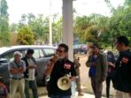 Massa LMPP berunjuk rasa di Kantor PMD Muaro Jambi.(Jambipers.com/Foto:Raden Hasan Efendy)