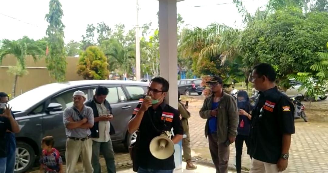 Massa LMPP berunjuk rasa di Kantor PMD Muaro Jambi.(Jambipers.com/Foto:Raden Hasan Efendy)