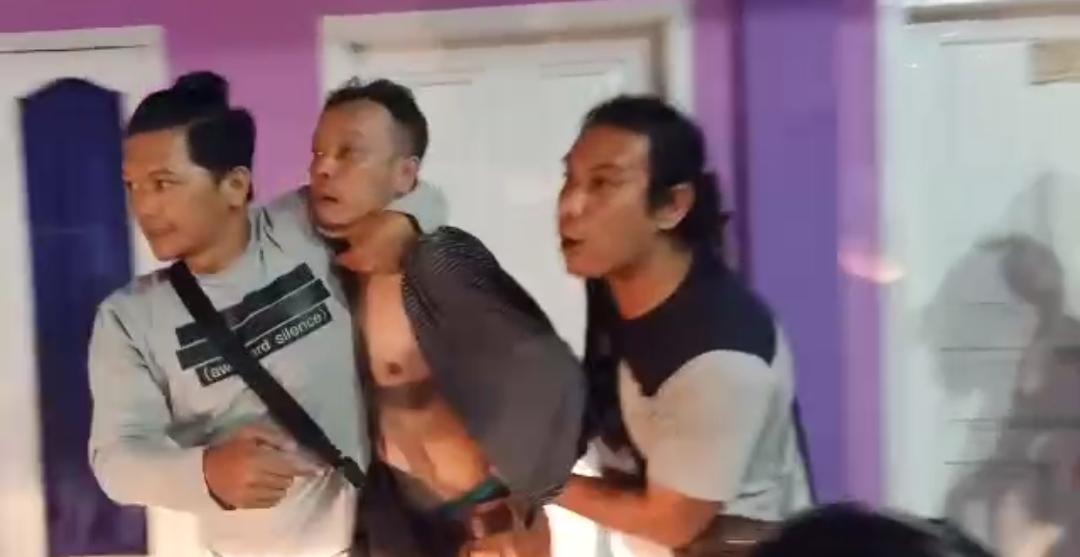 Tim Rajawali Satreskrim Polres Muaro Jambi saat mengamankan salah satu tersangka perampokan di Mestong