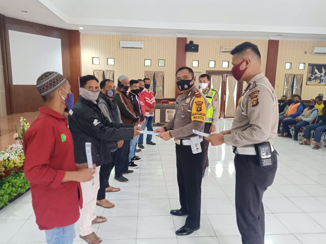 Kasat Lantas Polres Muaro Jambi Iptu M.Firdaus menyerahkan bansos program keselamatan