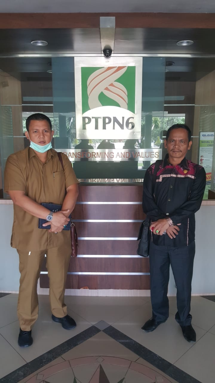 Kadis Nakertrans Muaro Jambi, Ermandes berfoto bersama dengan Wakil Ketua Komisi I DPRD Muaro Jambi, Sumarsen Purba di Kantor PTPN VI.