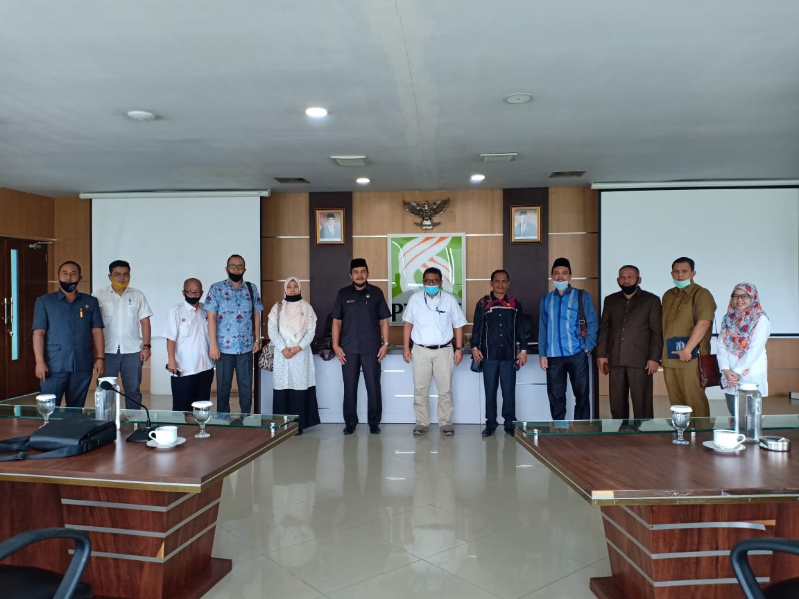 Komisi I DPRD Muaro Jambi berfoto bersama dengan manajemen PTPN VI