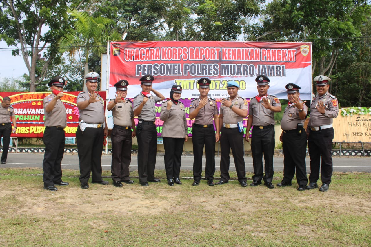 Personel Polres Muaro Jambi yang naik pangkat berfoto bersama