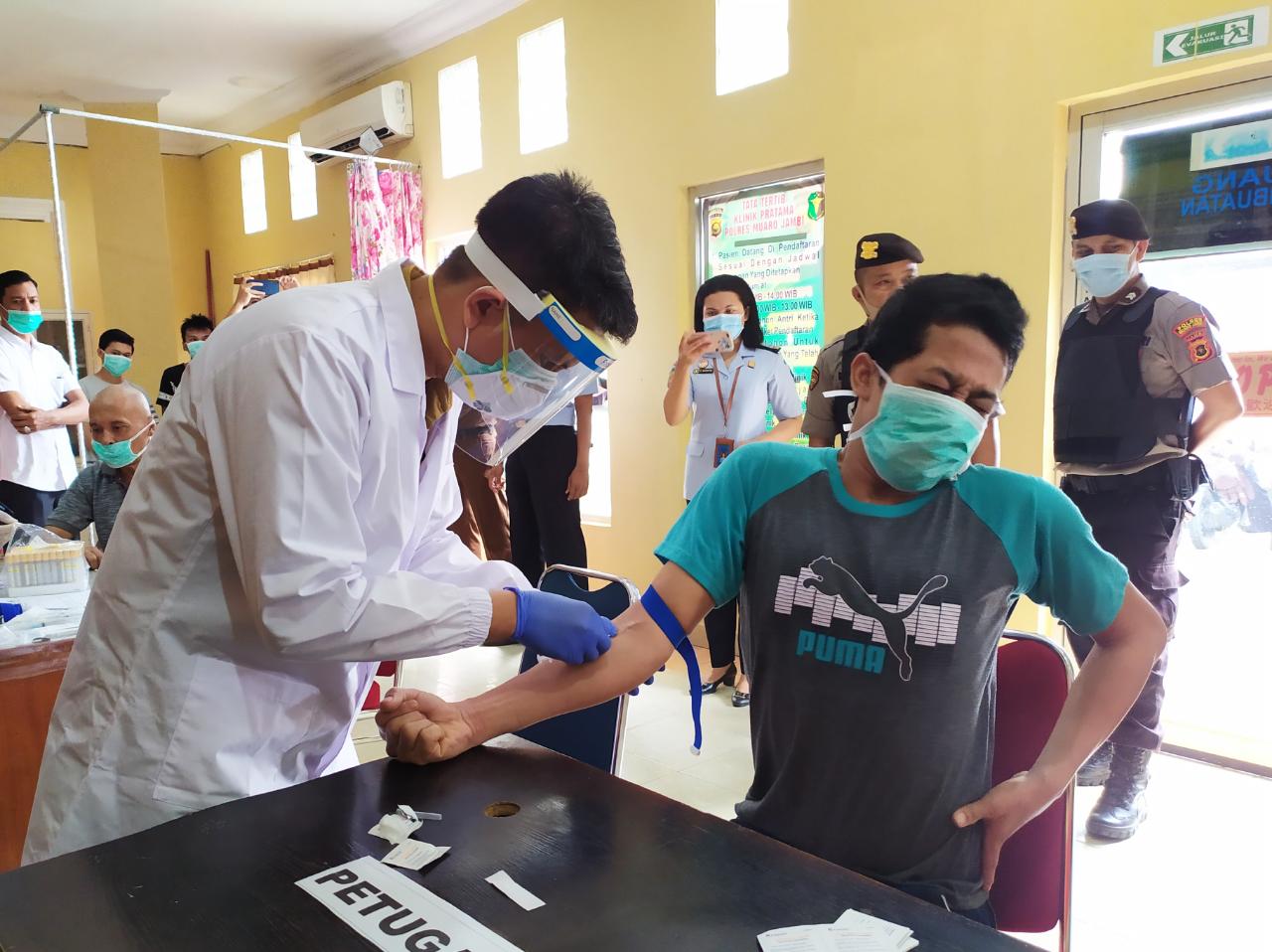 proses rapid test terhadap tahanan yang dilaksanakan di Mapolres Muaro Jambi.(Jambipers/Foto:Raden Hasan Efendy)