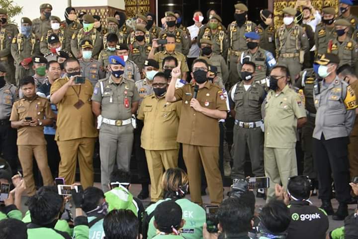 Aksi demo driver gojek di balai kota Padang.
