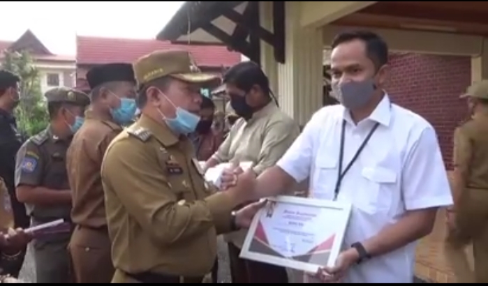 Prosesi pemberian piagam penghargaan pada pejuang Covid-19