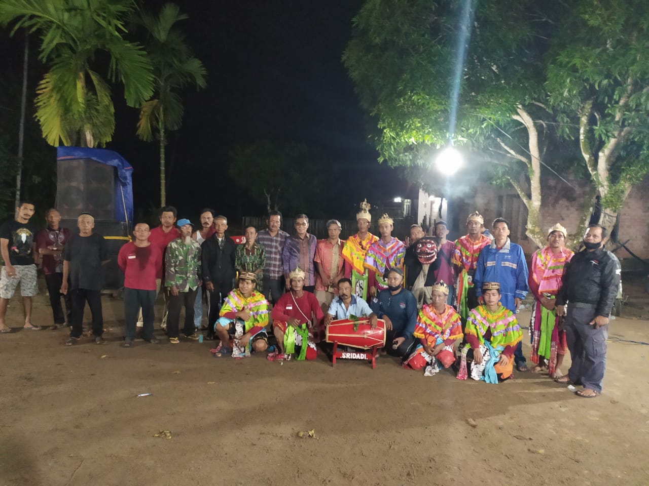 Masyarakat Sridadi berfoto bersama dengan Balon Wakil Bupati Batangahari, Bakhtiar