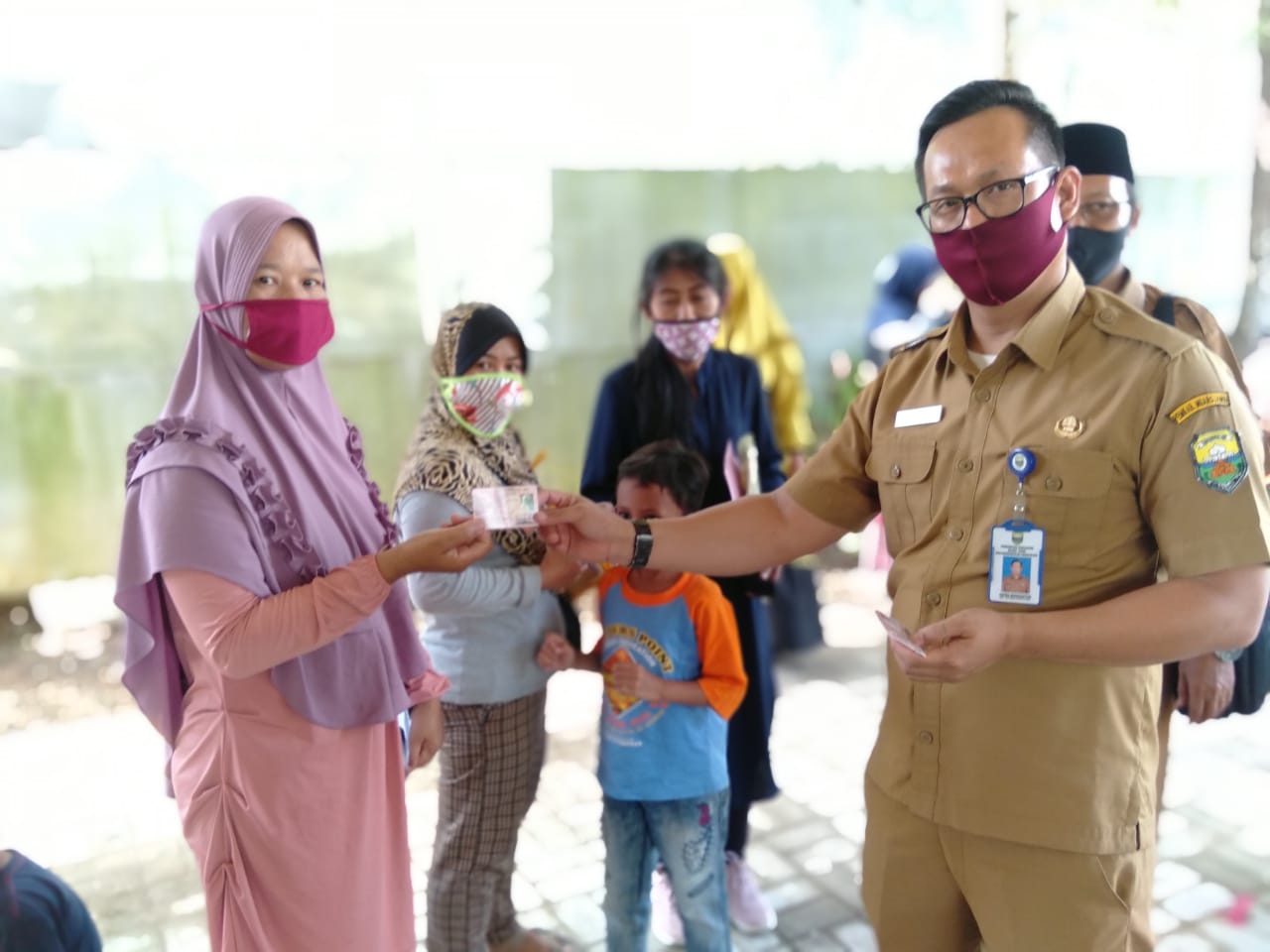 Kasi Perkawinan dan Perceraian Dinas Dukcapil Muaro Jambi, Agoes Budhianto saat melaksanakan kegiatan pelayanan keliling di Desa Pematang Gajah.(ist)