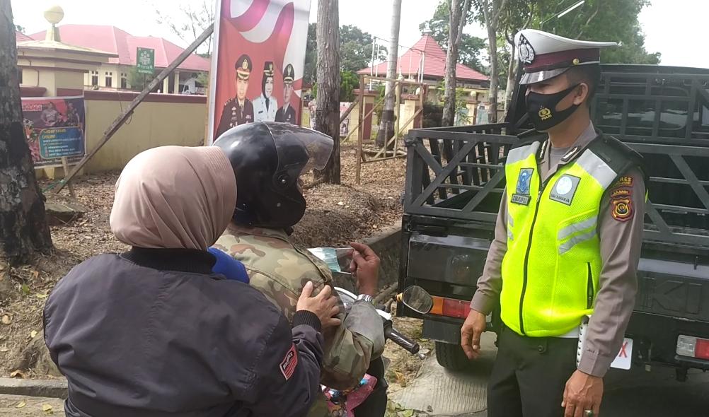 Razia operasi patuh hari ke-12 di depan Mapolres Muaro Jambi.(foto:Raden Hasan Efendi)