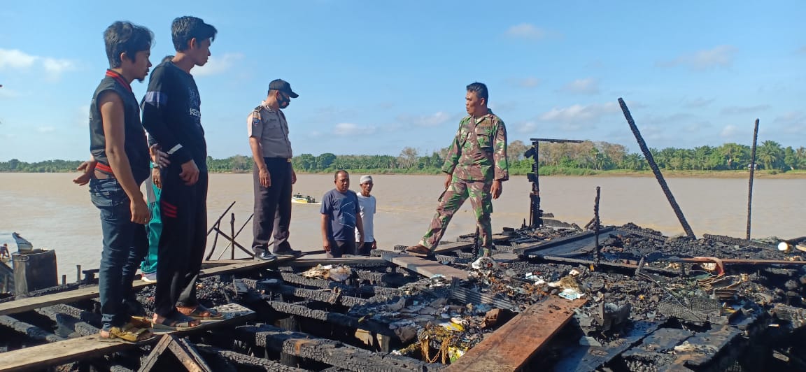 Rumah panggung yang terbakar di Rt 06 Desa Londrang, Kumpeh, rata dengan tanah.