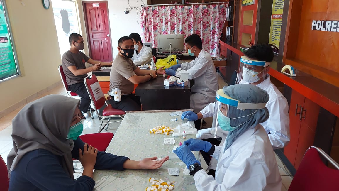 Personel Polres Muaro Jambi saat menjalani pemeriksaan rapid test.