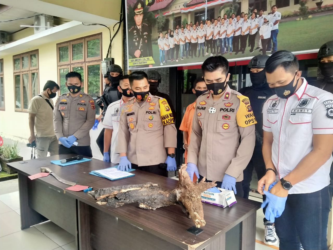 Kapolres Muaro Jambi AKBP Ardiyanto saat menggelar konferensi pers terkait kasus karhutla. (Foto:Raden Hasan Efendi)