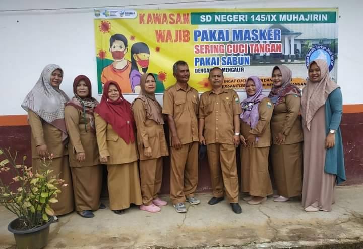 Kepala sekolah SD Negeri 145/IX Desa Muhajirin, Ismail Rauf bersama para guru pengajar.(Istimewa)