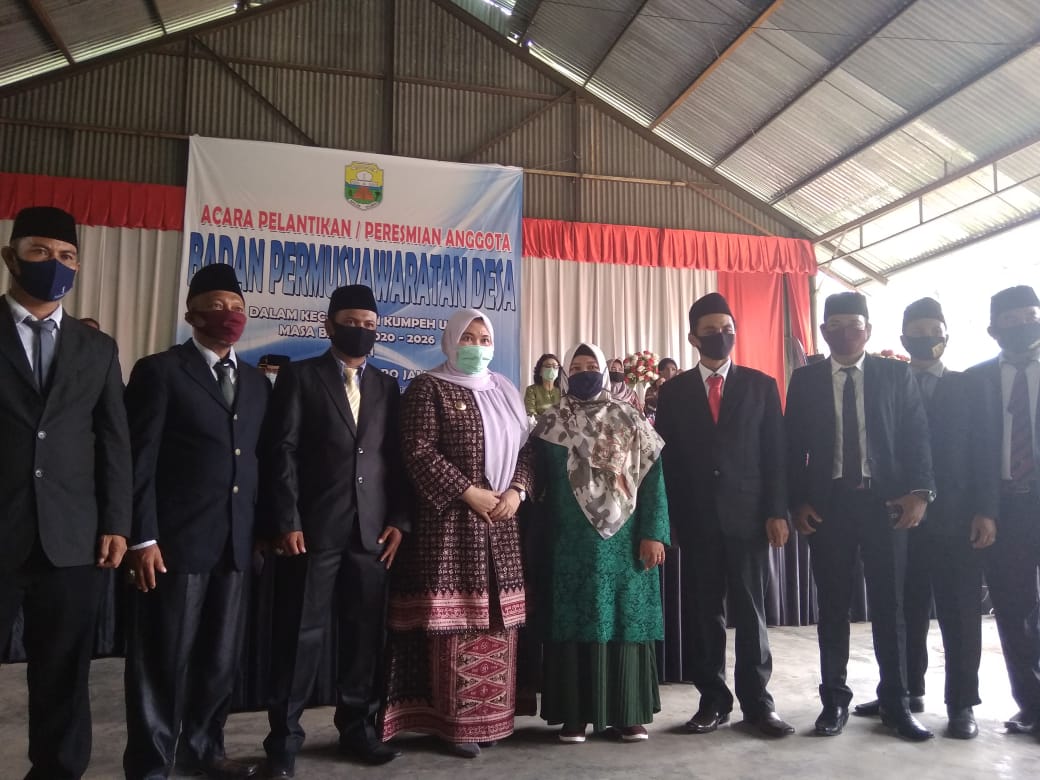 Anggota BPD berfoto bersama dengan Bupati Masnah Busro usai dilantik.(Foto:Raden Hasan Efendi)