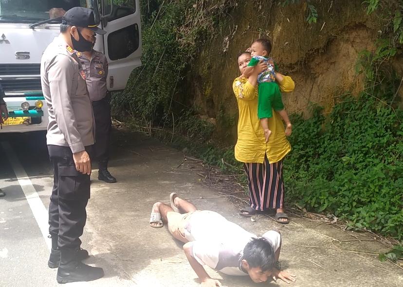 Polres Muaro Jambi hukum push up para pengendara yang tidak memakai masker.(foto:Raden Hasan Efendi)
