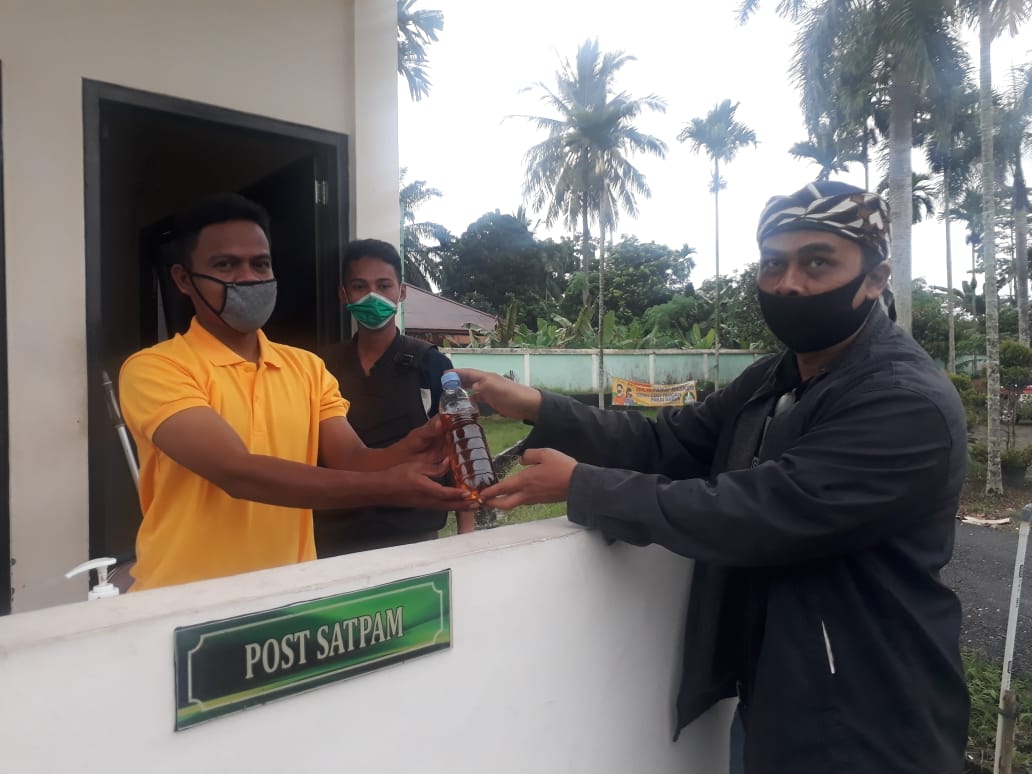 Direktur Media dan Publikasi Haris-Sani, Musri Nauli SH saat menyerahkan ramuan daun sungkai