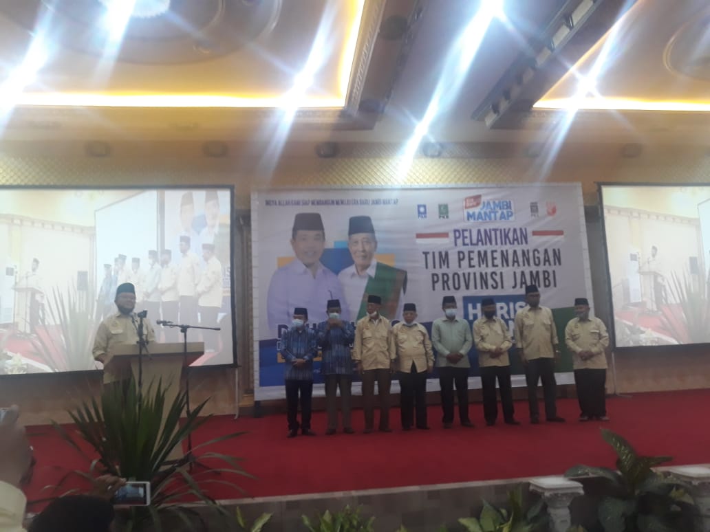 Pasangan calon gubernur Jambi dan wakil gubernur Jambi, Al Haris-Abdullah Sani saat melantik tim pemenangan Provinsi Jambi