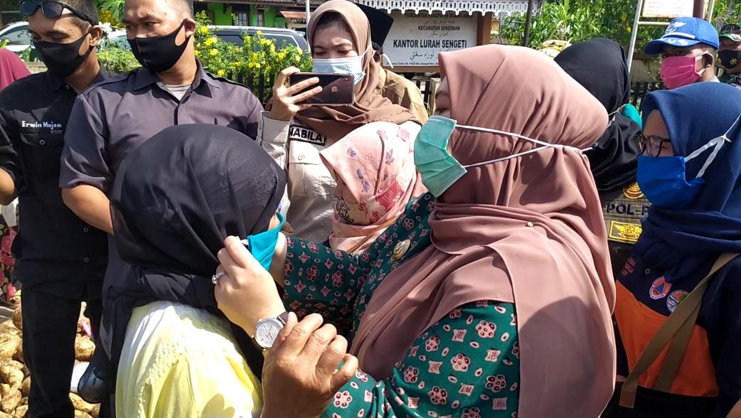 Bupati Masnah saat menghadiri acara launching gebrak masker di Pasar Sengeti.