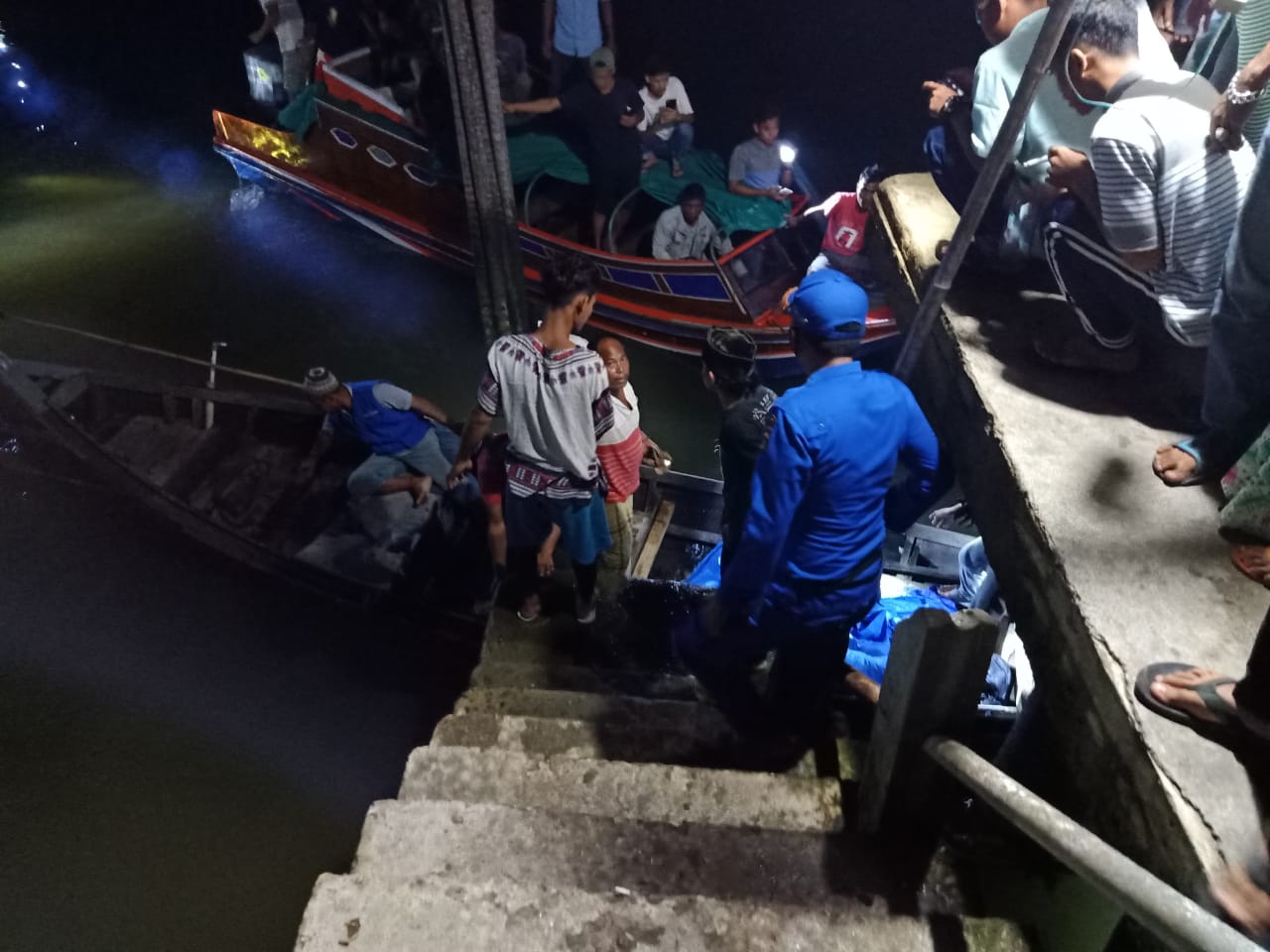 Proses evakuasi jasad korban tenggelam di Kampung Laut, Tanjab Timur.