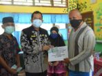 Wabub Muaro Jambi, BBS saat menyalurkan BLT-DD di Desa Penyengat Olak.