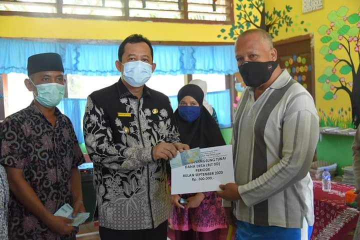 Wabub Muaro Jambi, BBS saat menyalurkan BLT-DD di Desa Penyengat Olak.