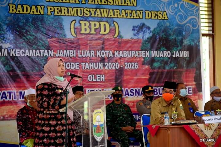 WhatsApp Image 2020-10-02 at 23.39.57 Bupati Masnah saat melantik anggota BPD wilayah Kecamatan Jaluko