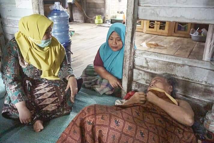 Bupati Masnah saat menjenguk warga Desa Sarang Burung yang sakit menahun